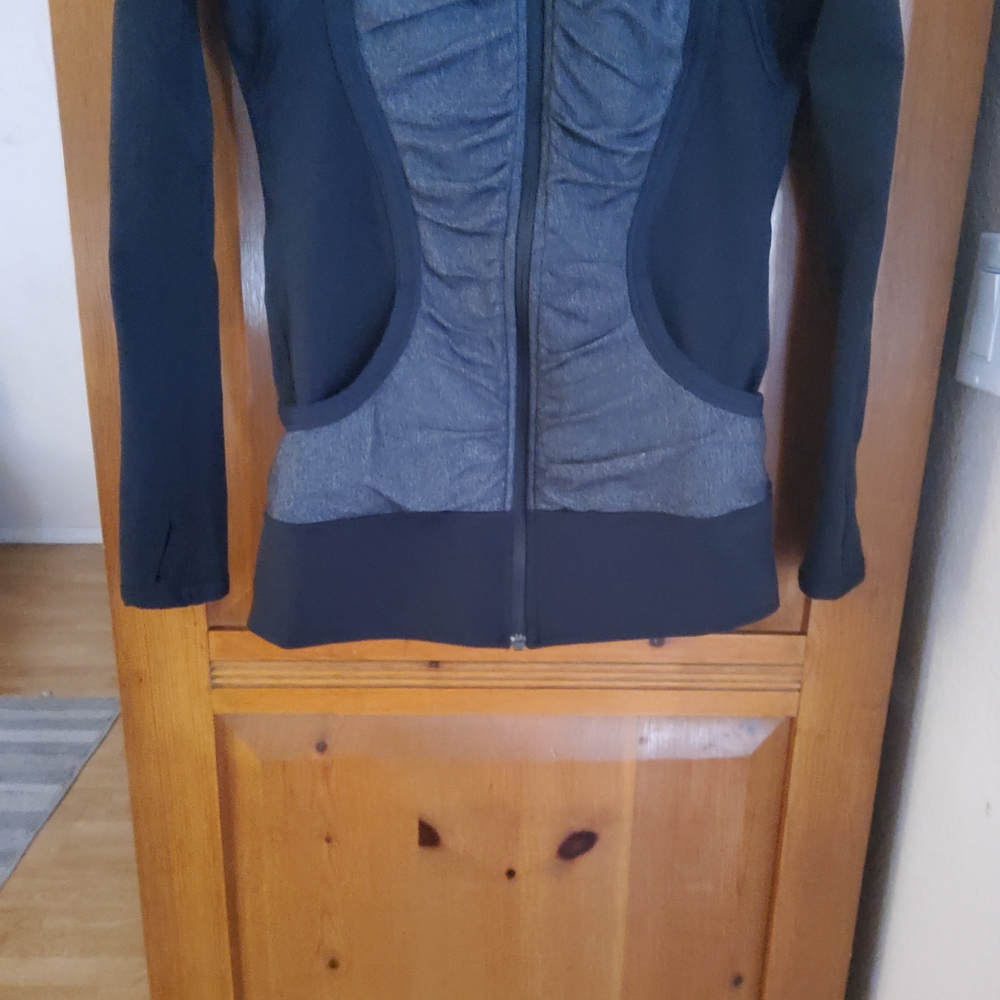 lululemon athletica Black Omega Jacket Size 6 GUC - Picture 3 of 10